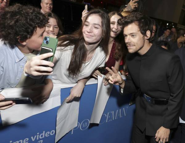 ハリー・スタイルズ、LAプレミアに登場！『僕の巡査』配信開始