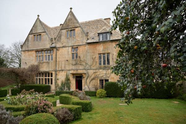 ジェシー・バックリーが禁断の果実“林檎”を頬張る『MEN 同じ顔の男たち』新場面写真