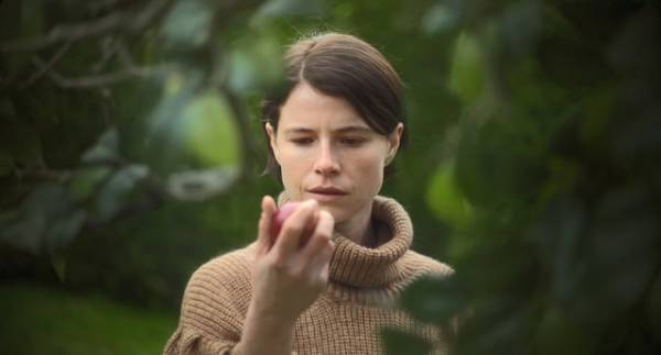 ジェシー・バックリーが禁断の果実“林檎”を頬張る『MEN 同じ顔の男たち』新場面写真