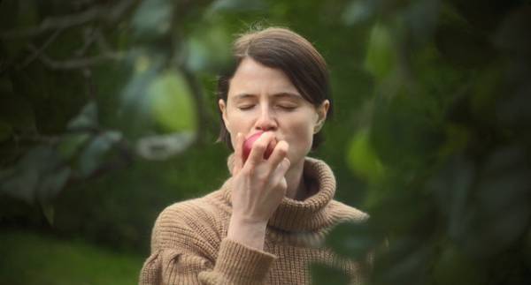 ジェシー・バックリーが禁断の果実“林檎”を頬張る『MEN 同じ顔の男たち』新場面写真