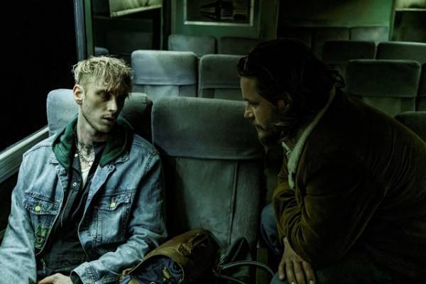 コルソン・ベイカー×ケヴィン・ベーコン、長距離バスで緊迫の逃亡劇『ワイルド・ロード』予告編＆場面写真