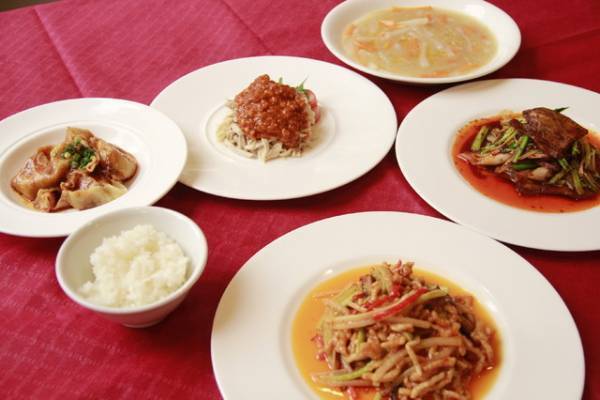 湯気立つ四川料理で歓迎されるも…『シスター 夏のわかれ道』本編映像