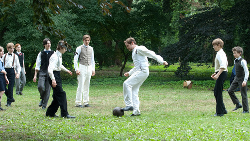 サッカーW杯を前に盛り上がろう！名コーチに注目の「テッド・ラッソ」『コッホ先生』など5選