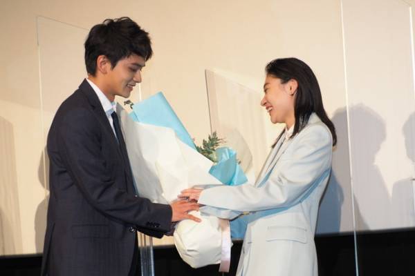 北村匠海、三浦透子主演『そばかす』舞台挨拶にサプライズ登壇！「こういうの嫌だろうなって思ったけど…」