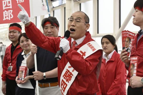 高杉真宙の奮闘する姿とらえる『ナニワ金融道』場面写真