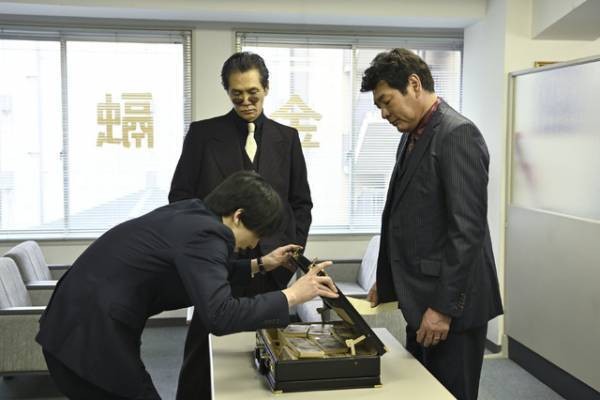 高杉真宙の奮闘する姿とらえる『ナニワ金融道』場面写真