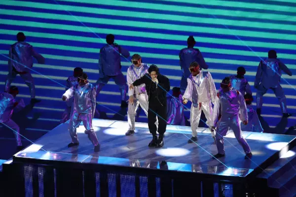 W杯カタール大会開会式にモーガン・フリーマンが登場！ BTSのジョングクがパフォーマンス