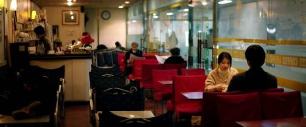 ヨン・ウジン×イ・ジウン、謎めく2人の喫茶店での会話切り取る『夜明けの詩』本編冒頭映像