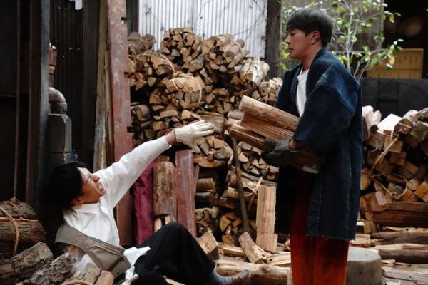 生田斗真＆濱田岳、対立する兄弟が一緒にお風呂!?『湯道』場面カット