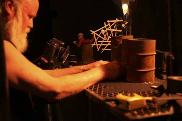 無機質な物体に命吹き込む作業風景『マッドゴッド』メイキング映像