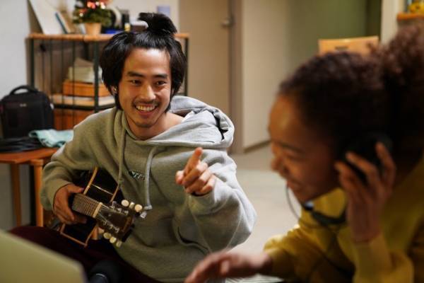 佐藤緋美、“姉”岸井ゆきのと手話で会話も『ケイコ 目を澄ませて』新写真入手