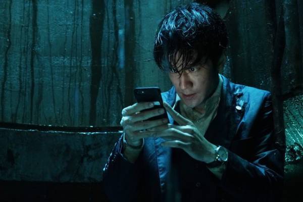 中島裕翔が幸せの絶頂から転落…必死の形相見せる『#マンホール』場面写真解禁