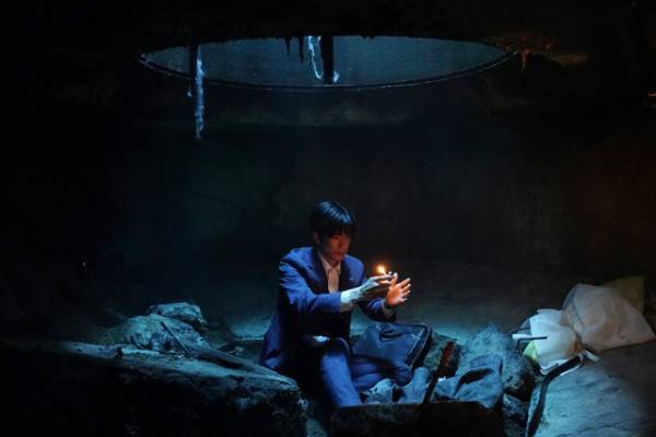 中島裕翔が幸せの絶頂から転落…必死の形相見せる『#マンホール』場面写真解禁