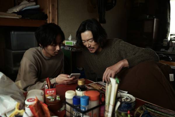 藤ヶ谷太輔「刺激もたくさん」豊川悦司との“親子”場面写真公開『そして僕は途方に暮れる』