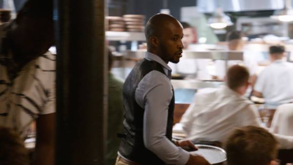 難民出身のソムリエたちが働く格付けレストランを紹介『チーム・ジンバブエのソムリエたち』