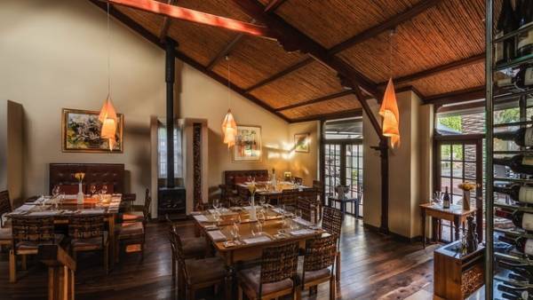 難民出身のソムリエたちが働く格付けレストランを紹介『チーム・ジンバブエのソムリエたち』