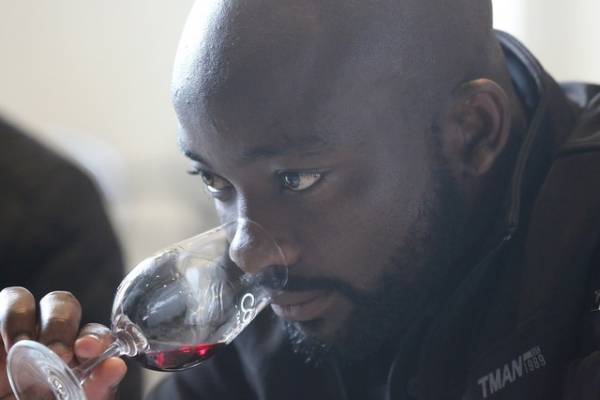 難民出身のソムリエたちが働く格付けレストランを紹介『チーム・ジンバブエのソムリエたち』