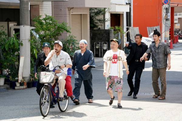 中井貴一らキャスト23名が長回しで即興芝居！『嘘八百』シリーズ3作目の結束力