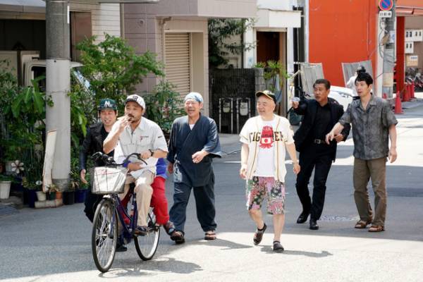 中井貴一らキャスト23名が長回しで即興芝居！『嘘八百』シリーズ3作目の結束力