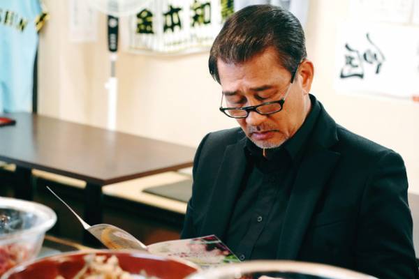 中井貴一らキャスト23名が長回しで即興芝居！『嘘八百』シリーズ3作目の結束力