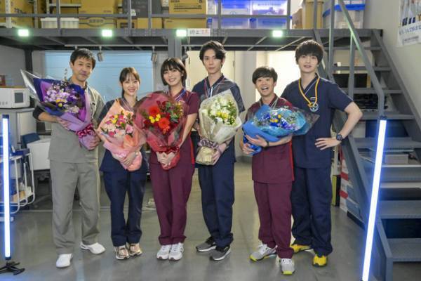 池田エライザ＆矢本悠馬ら“研修医”がクランクアップ「幸せでした」「お弁当が1番うまい現場」