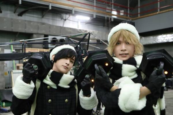 吉沢亮＆中川大志、舞台裏の仲良しオフショット『ブラックナイトパレード』