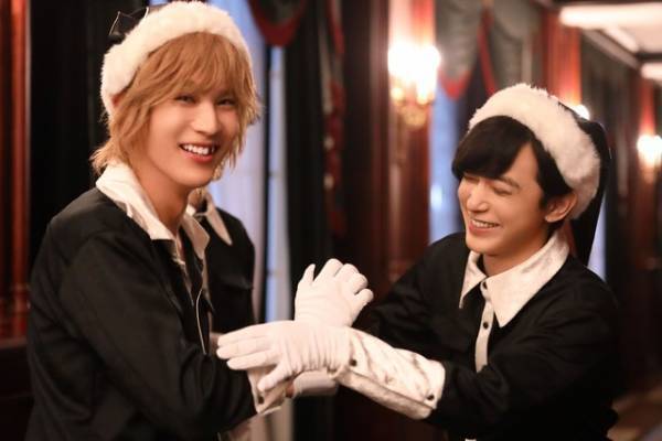 吉沢亮＆中川大志、舞台裏の仲良しオフショット『ブラックナイトパレード』