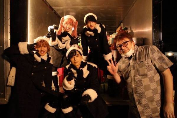 吉沢亮＆中川大志、舞台裏の仲良しオフショット『ブラックナイトパレード』