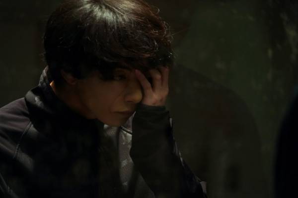 駐在が闇の中で見たものとは…？柳楽優弥主演「ガンニバル」冒頭映像＆場面写真