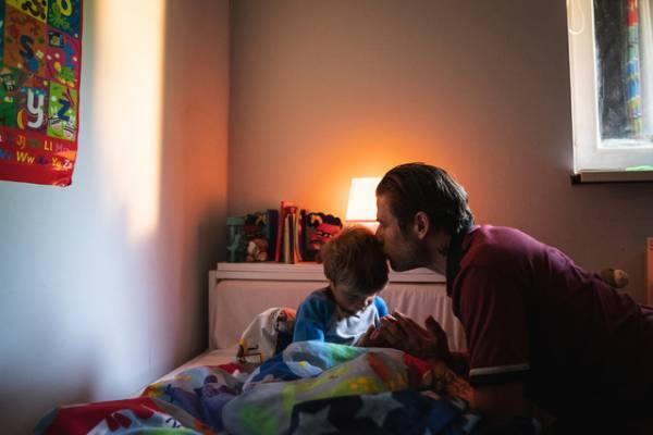 余命わずかな父親が息子のために“新しい家族”探す『いつかの君にもわかること』予告編