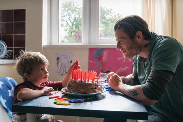 余命わずかな父親が息子のために“新しい家族”探す『いつかの君にもわかること』予告編