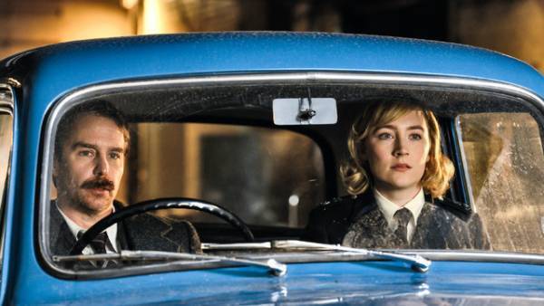 サム・ロックウェル×シアーシャ・ローナンがコンビで捜査『ウエスト・エンド殺人事件』配信