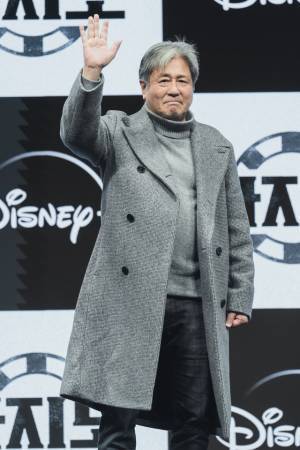 イ・ドンフィ、ソン・ソックの「韓国のジョニー・デップ」発言に動揺　「カジノ」配信開始に会見レポ到着