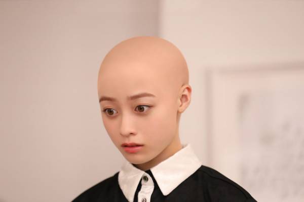 橋本環奈がスキンヘッド姿を披露、吉沢亮も驚愕!?『ブラックナイトパレード』