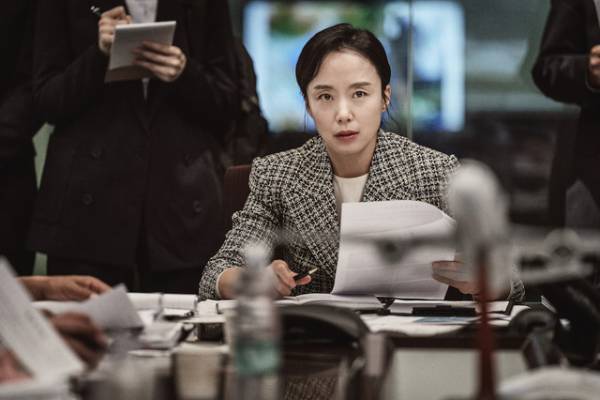 『非常宣言』抗ウイルス薬発見か!? チョン・ドヨンの鬼気迫る交渉シーン解禁