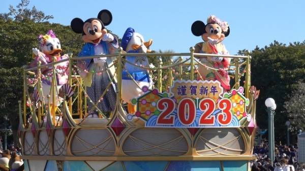 【ディズニー】和服姿のミッキーたちが新年のごあいさつ！東京ディズニーリゾート、お正月限定のスペシャルイベント開幕