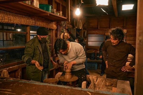 役所広司＆吉沢亮、合間の陶芸練習を激写『ファミリア』メイキング