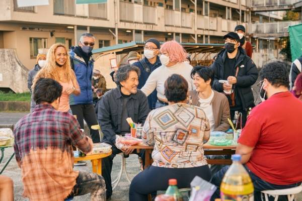 役所広司＆吉沢亮、合間の陶芸練習を激写『ファミリア』メイキング