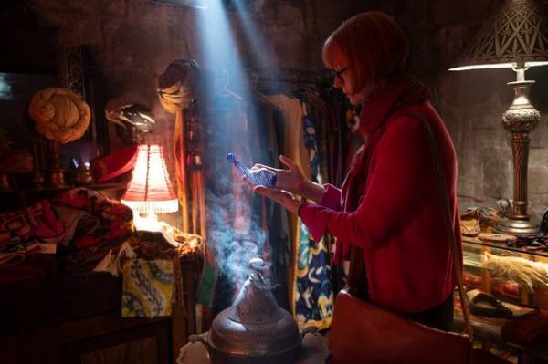 小瓶からイドリス・エルバ“魔人”登場！『アラビアンナイト 三千年の願い』予告