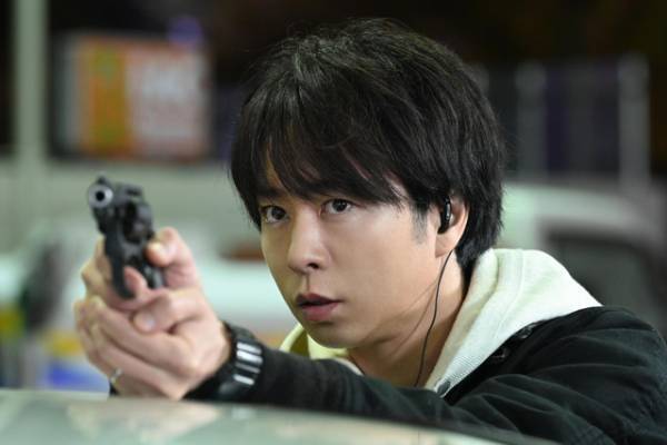櫻井翔、銃を構える「大病院占拠」第1話場面写真公開