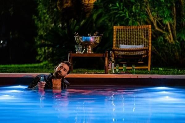 ニコラス・ケイジが叫ぶ、走る！『マッシブ・タレント』本ポスター＆場面写真