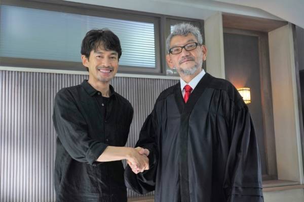 笑い合う竹野内豊＆黒木華、庵野秀明の姿も『イチケイのカラス』 メイキング写真解禁