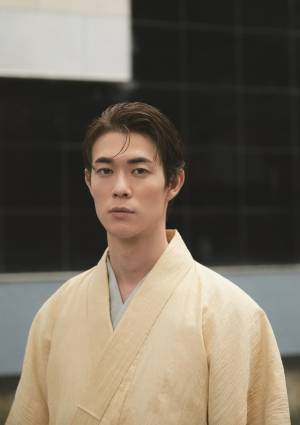 宮沢氷魚「次なる旅、次なる冒険を」写真集カバー公開