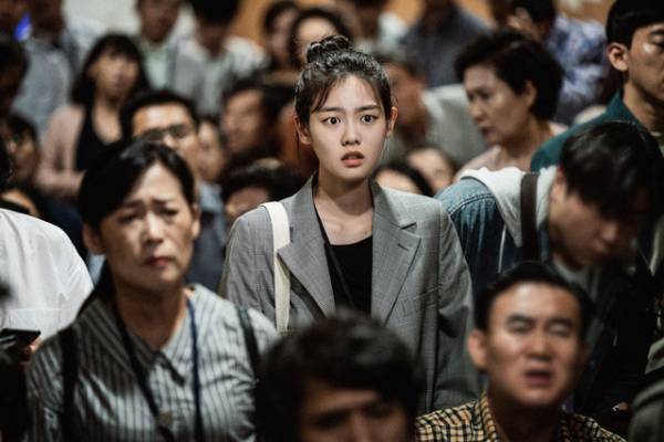 着陸か、それとも…乗客たちが“究極の選択”『非常宣言』本編映像＆場面写真