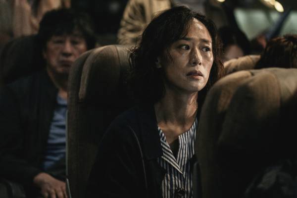 着陸か、それとも…乗客たちが“究極の選択”『非常宣言』本編映像＆場面写真