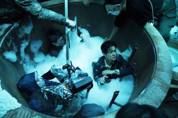 中島裕翔、泡に埋もれ危機一髪『#マンホール』メイキング写真も公開