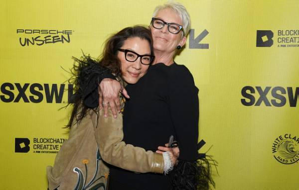 ジェイミー・リー・カーティス、ミシェル・ヨーのGG賞受賞に大喜びする姿がTシャツに