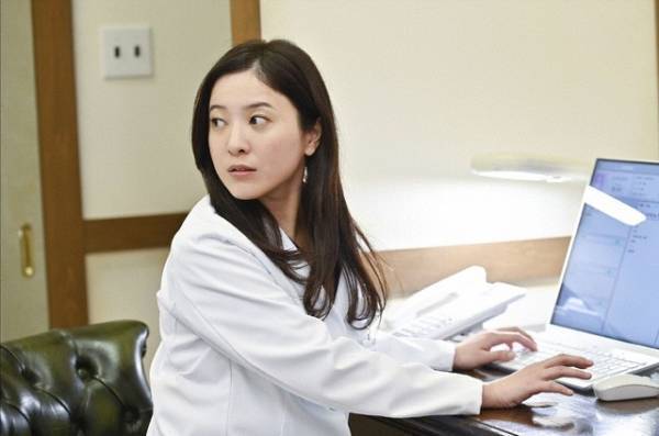 「星降る夜に」、ディーン・フジオカ演じる“ドジすぎる新米医師”に「ドジなおディーンさん、珍しい！」とSNS沸き立つ