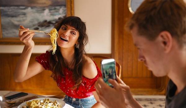 豪華客船に乗り合わせたセレブたちの栄光と転落『逆転のトライアングル』場面写真