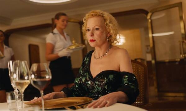 豪華客船に乗り合わせたセレブたちの栄光と転落『逆転のトライアングル』場面写真